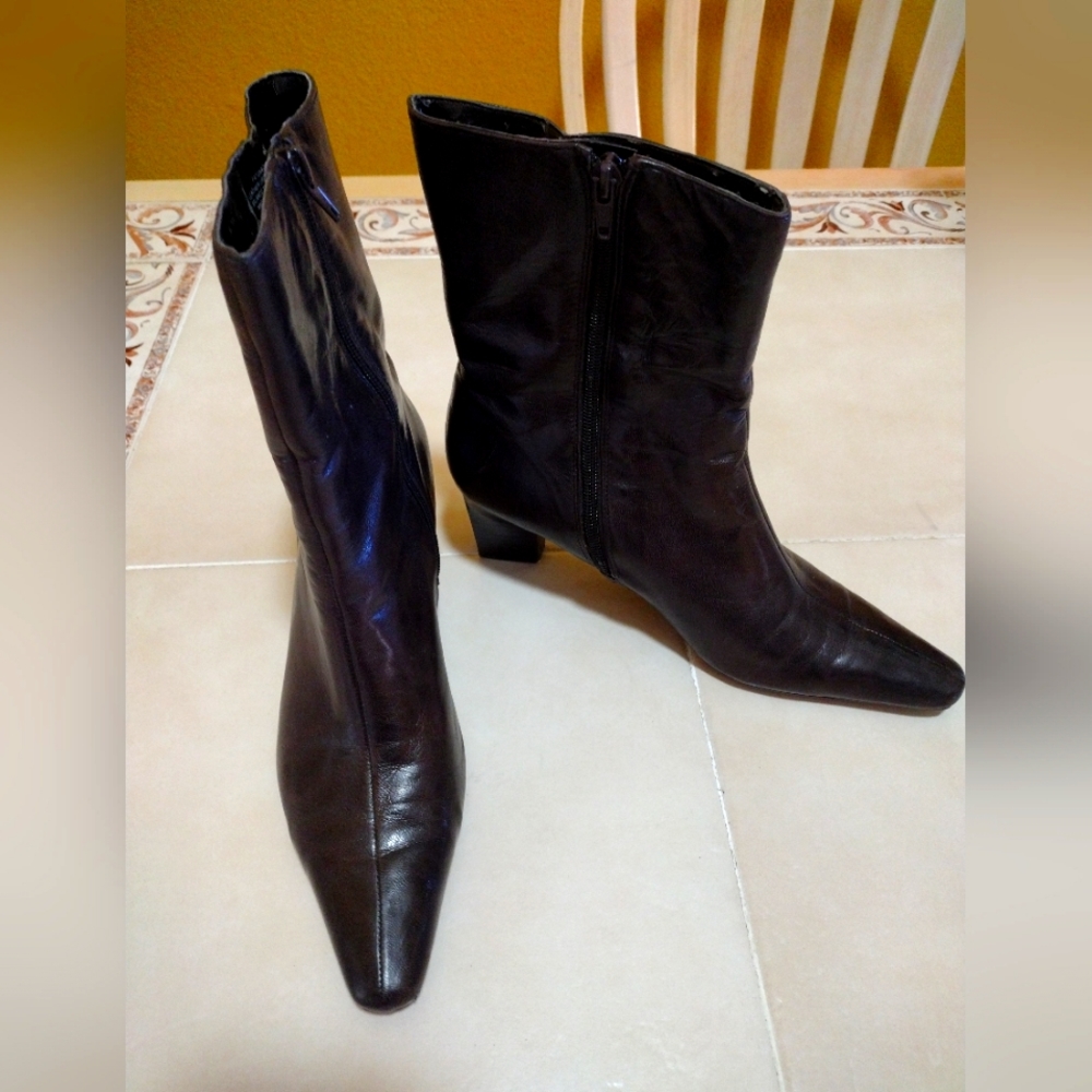 NINE WEST LEATHER BOOTIES. DARK BROWN. SIZE 9 1/2